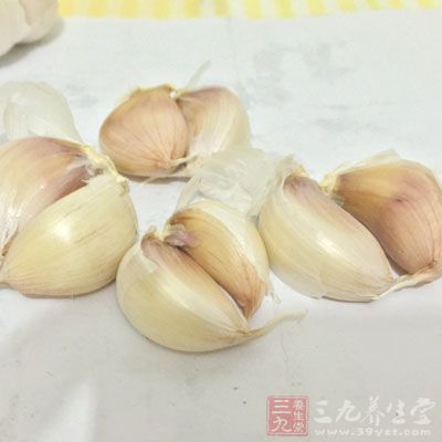 泡發木耳150克、青紅椒少許、蒜2瓣、生抽適量、香醋適量、麻椒油少許、雞粉少許