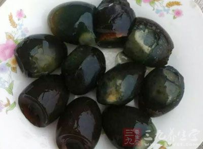 皮蛋2個、嫩豆腐100克、香油半湯勺、白糖半茶匙