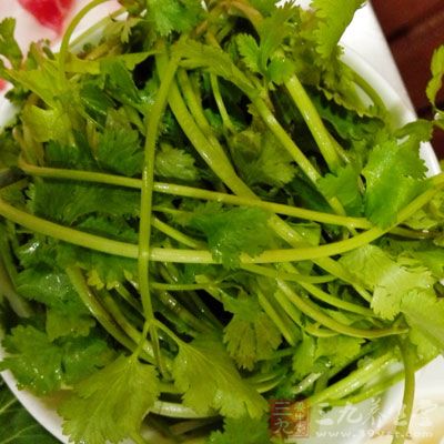 黃瓜、胡蘿卜切絲，火腿切條、香菜切段、切蔥花、蒜切粒