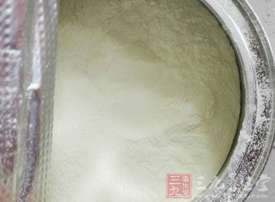 牛奶放在鍋裡小火加熱,加奶粉溶解 牛奶放在鍋裡小火加熱,加奶粉溶解