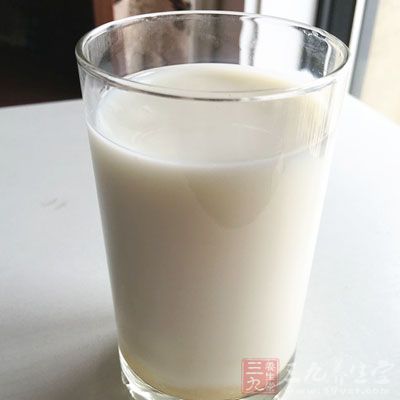 然後倒入牛奶混合物8分滿 然後倒入牛奶混合物8分滿