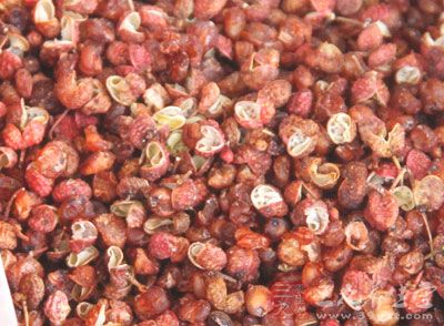 水澱粉1湯匙、白糖1茶匙、鹽6克、花椒幾粒 水澱粉1湯匙、白糖1茶匙、鹽6克、花椒幾粒