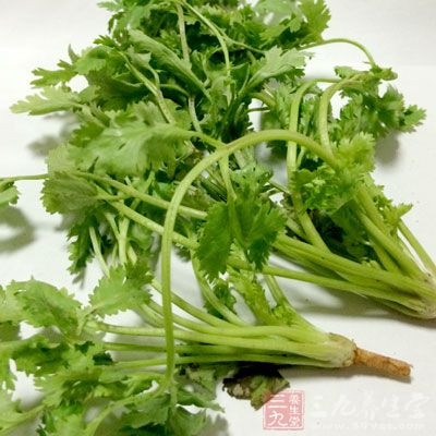將土豆撈入一個較大的盤,加入切好的小蔥、香菜 將土豆撈入一個較大的盤,加入切好的小蔥、香菜