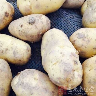 土豆3個,小蔥、香菜、干辣椒面、花椒粉、孜然粉、鹽、味精、白砂糖、醋各適量 土豆3個,小蔥、香菜、干辣椒面、花椒粉、孜然粉、鹽、味精、白砂糖、醋各適量