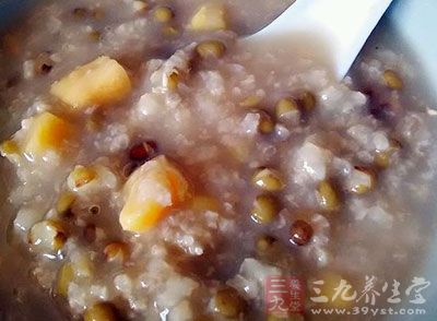 養生粥的做法其實很簡單，但是吃起來卻很美味