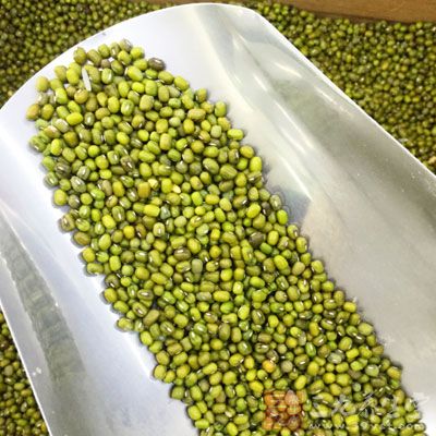 將綠豆、新鮮蓮藕還有新鮮薄荷一起准備好
