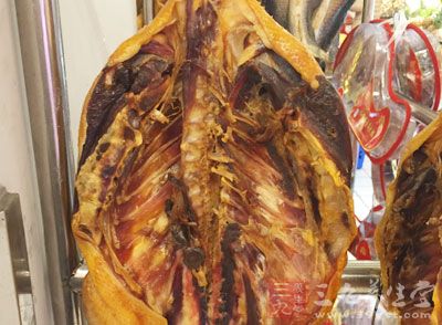 鴨子半只,嫩姜一整塊,鹽適量,料酒很多 鴨子半只,嫩姜一整塊,鹽適量,料酒很多