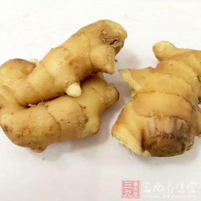 把鴨肉剔骨切碎,鍋熱放油,姜,大料,煸炒, 加白糖,鹽,料酒,醬油,少許水悶燒十分鐘 把鴨肉剔骨切碎,鍋熱放油,姜,大料,煸炒, 加白糖,鹽,料酒,醬油,少許水悶燒十分鐘