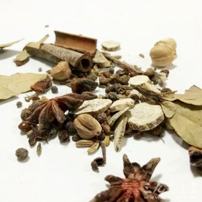 豬皮，八角，桂皮，鹽，生抽，雞精，蔥姜，料酒，蒜末，麻油