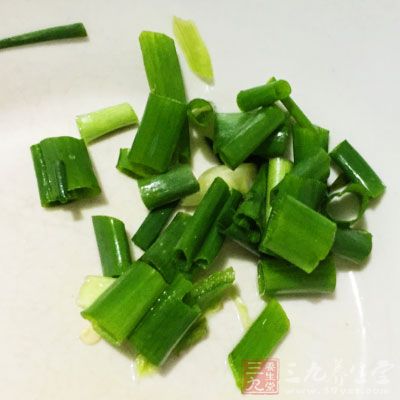 面粉400克,雞蛋2個,鹽0.5小匙,蔥花適量,生菜2片,面醬0.5小匙 面粉400克,雞蛋2個,鹽0.5小匙,蔥花適量,生菜2片,面醬0.5小匙