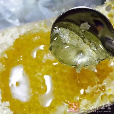 加入兩匙蜂蜜,根據個人口味加適量白糖,攪勻 加入兩匙蜂蜜,根據個人口味加適量白糖,攪勻