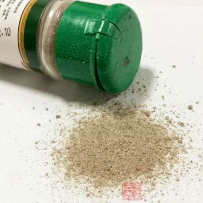 打雞蛋,蛋液裡放鹽、黑胡椒、白胡椒、辣椒粉 打雞蛋,蛋液裡放鹽、黑胡椒、白胡椒、辣椒粉