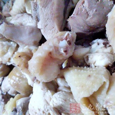 冷藏好的雞肉焯水摘洗干淨