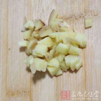 倒出炸剩下的油，只留一點底油。冷油將姜末、蒜末爆香