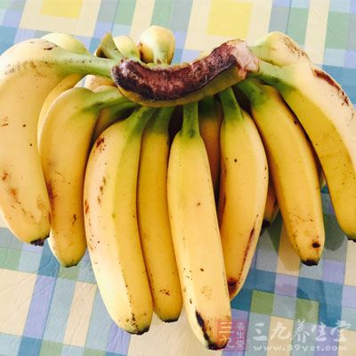 香蕉、鳳梨片、哈密瓜片、奇異果片都切成小丁 香蕉、鳳梨片、哈密瓜片、奇異果片都切成小丁