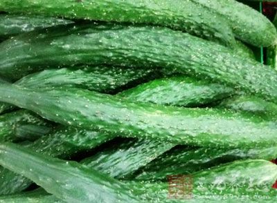 鹽適量、料酒適量、蝦400克、黃瓜半個、澱粉適量、胡蘿卜半個、玉米粒適量 鹽適量、料酒適量、蝦400克、黃瓜半個、澱粉適量、胡蘿卜半個、玉米粒適量