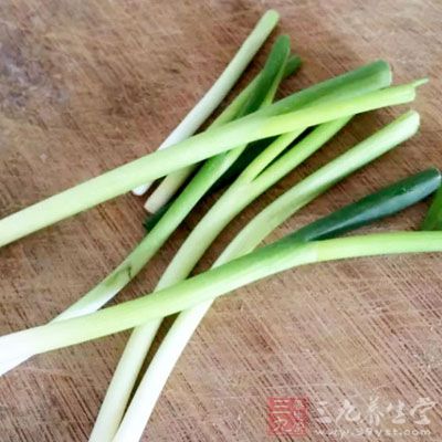 苦瓜2根,雞蛋2個,食鹽1/2茶匙,蔥1段 苦瓜2根,雞蛋2個,食鹽1/2茶匙,蔥1段