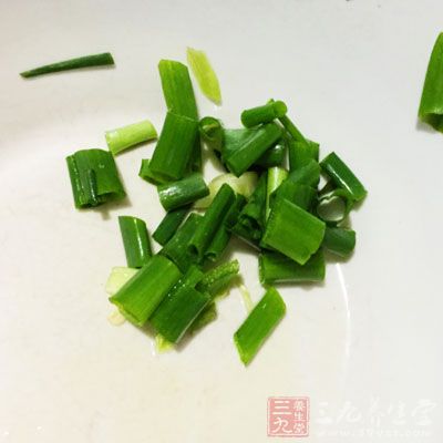 西瓜皮300公克,辣椒絲1/2條,蔥絲1支,香油1/2大匙 西瓜皮300公克,辣椒絲1/2條,蔥絲1支,香油1/2大匙