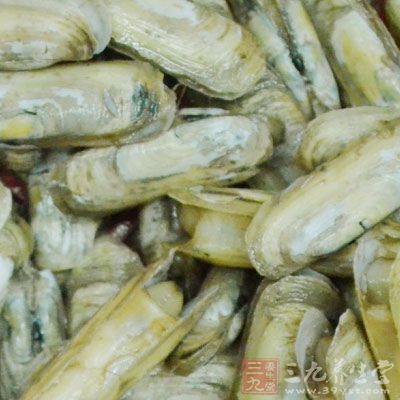 放入蛏子肉，加鹽、胡椒粉翻炒出鍋