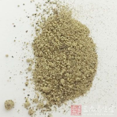 冬瓜半斤，泡發的肉皮1塊，木耳、火腿、黃瓜各少許，雞湯，鹽，胡椒粉