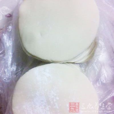 把面皮卷在火腿腸上，縫隙捏緊，用刀把兩頭多余的面切除