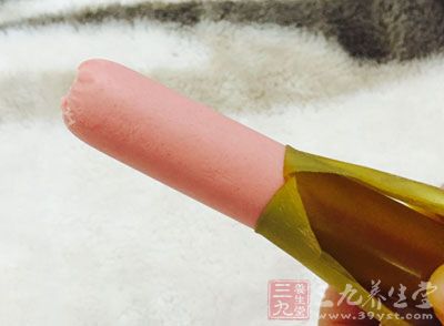 中筋面粉200克、火腿腸2根、酵母3克、溫水適量