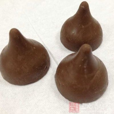 黑巧克力和白巧克力分別隔60度熱水攪拌融化