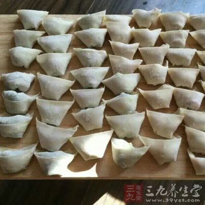 將所有的馄饨包好備用