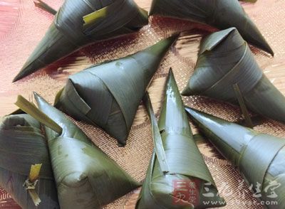 粽子,雞蛋1個,面粉1湯匙 粽子,雞蛋1個,面粉1湯匙