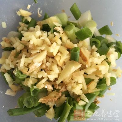 炒鍋裡熱2湯匙油,蔥姜爆香 炒鍋裡熱2湯匙油,蔥姜爆香
