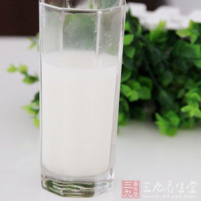 高筋面粉280克,奶粉9克,砂糖24克,鹽5克,干酵母6克,牛奶115克 高筋面粉280克,奶粉9克,砂糖24克,鹽5克,干酵母6克,牛奶115克