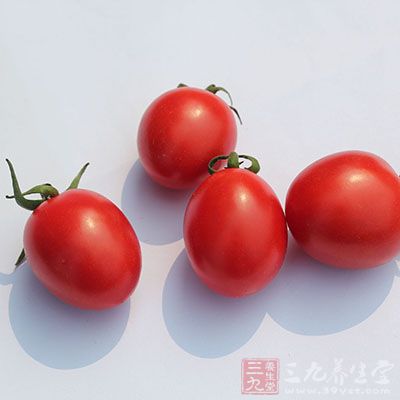 將聖女果洗干淨切成兩半放於一邊