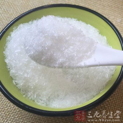 加入年糕,適量熱水或老湯,鹽、味精、辣醬翻炒片刻即可出鍋 加入年糕,適量熱水或老湯,鹽、味精、辣醬翻炒片刻即可出鍋