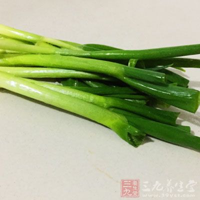 年糕一條半400克,豬肉150克,白菜4片,蔥兩顆 年糕一條半400克,豬肉150克,白菜4片,蔥兩顆
