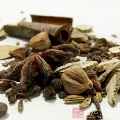 煮鍋中盛水,放入花生、香葉、八角、桂皮、干辣椒、花椒、鹽煮制 煮鍋中盛水,放入花生、香葉、八角、桂皮、干辣椒、花椒、鹽煮制