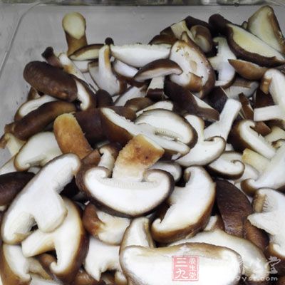 香菇先用水泡發,洗淨,切成細絲 香菇先用水泡發,洗淨,切成細絲