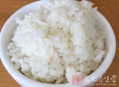 然後根據自己的口味，適量的添加食材，再將米飯做成自己喜歡的味道