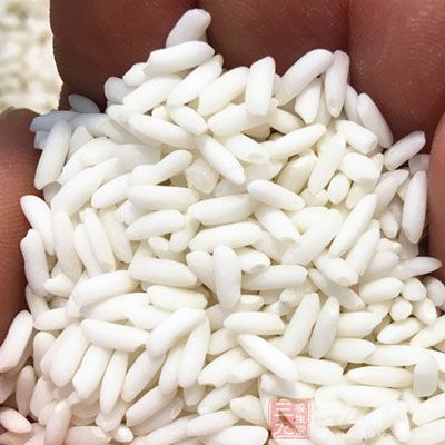 倒入泡發的糯米，用中小火翻炒均勻