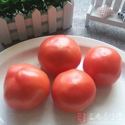 豆腐500g，五花肉末50g，玉米油，鹽，生抽，料酒，西紅柿，尖椒，水澱粉，味精