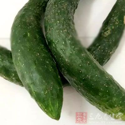 黃瓜、胡蘿卜切成相應的菱形薄片