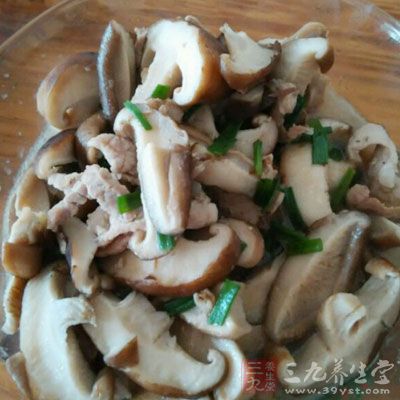 如果之前調味調淡了,就趁熱在蘑菇上再均勻撒一些椒鹽粉 如果之前調味調淡了,就趁熱在蘑菇上再均勻撒一些椒鹽粉