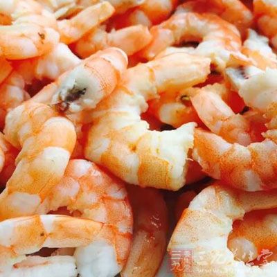 蝦仁500克，草魚肉150克，少許鹽，姜末