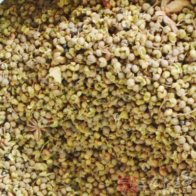 淨鍋入另一半量的油,小火炸香另一半的干紅椒和花椒 淨鍋入另一半量的油,小火炸香另一半的干紅椒和花椒