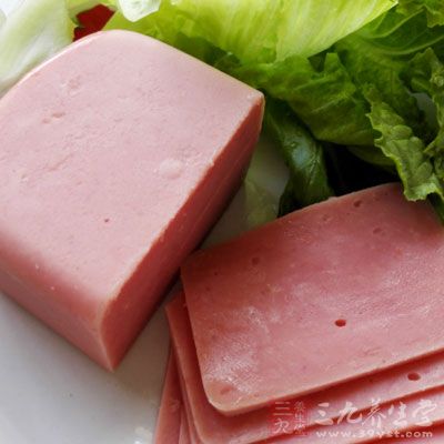 鴨血、豬肉、火腿分別洗淨 鴨血、豬肉、火腿分別洗淨