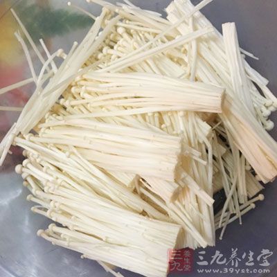旺火燒沖熬味後,放入鳝魚、午餐肉、平菇、金針菇、豬肉片 旺火燒沖熬味後,放入鳝魚、午餐肉、平菇、金針菇、豬肉片