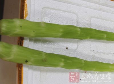 首先就是把買回來的新鮮莴筍用刨刀刨去皮 首先就是把買回來的新鮮莴筍用刨刀刨去皮