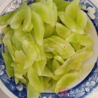 腌好的莴筍充分擠干 腌好的莴筍充分擠干