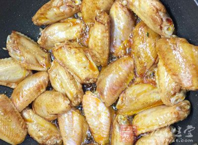 雞翅2只、醬油半小碗、砂糖適量、食用油適量 雞翅2只、醬油半小碗、砂糖適量、食用油適量