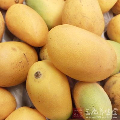 小西瓜1/2個,芒果1個,酸奶少許 小西瓜1/2個,芒果1個,酸奶少許