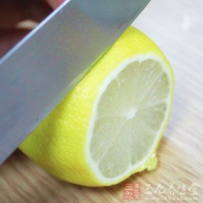 西瓜900克(如果可能的話用無子西瓜),細白砂糖600克,檸檬3個-洗淨,切片,去仁 西瓜900克(如果可能的話用無子西瓜),細白砂糖600克,檸檬3個-洗淨,切片,去仁